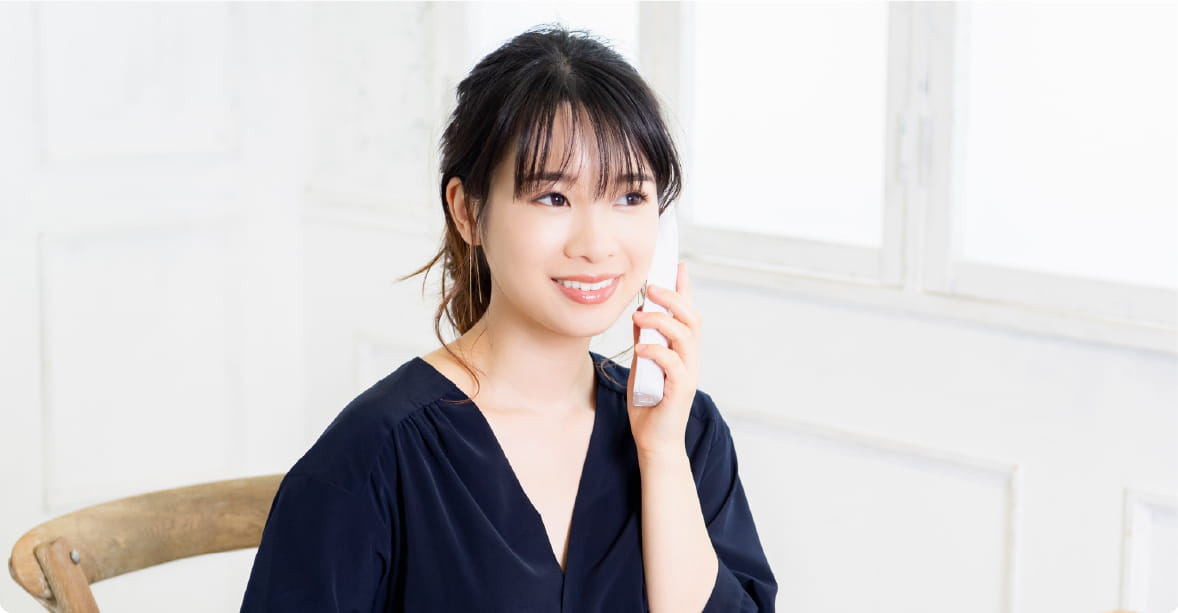 電話をしている女性